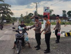 Eratkan Silahturahmi Dengan Masyarakat, Polsek Lambu Kibang Laksanakan Kegiatan Berbagi Takjil Buka Puasa