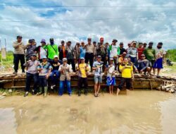 Cegah Aksi Pungli, Polsek Dente Teladas Bersama Warga Gotong Royong Bangun Jembatan
