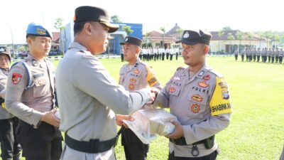 Bagikan HP Motorola Lex 11A Kepada Bhabinkamtibmas, AKBP James: Terus Upgrade Diri Masing-Masing
