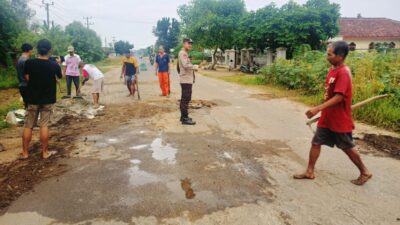 Polsek Tulang bawang Tengah Polres Tubaba Polda Lampung Gotong Royong Bersama Warga Memperbaiki Jalan Poros Kabupaten