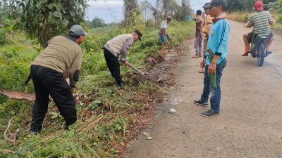 Bhabinkamtibmas Polsek Tulang Bawang Tengah ajak Gotong Royong Warga Binaannya