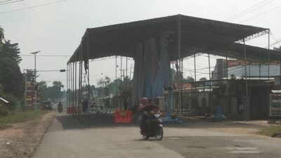 Heboh!!! Masyarakat TUBABA Pengguna Jalan Mengeluh Adanya Tarub Menghalangi Jalan