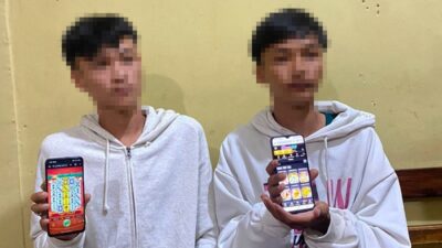 Asyik Bermain Judi Online di HP, Dua Remaja Putra Asal OKU Selatan Ditangkap Tekab 308 Presisi Polres Tulang Bawang