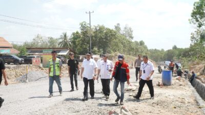 Pastikan Kelancaran Transportasi Warga, M. Firsada Tinjau Perbaikan Ruas Jalan Provinsi