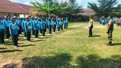 Polsek Gunung Agung Isi Materi Ketangkasan Baris Berbaris Dalam Rangka Masa Pengenalan Lingkungan Sekolah