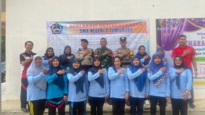 Polsek Tumijajar Melaksankan Kegiatan Masa Dasar Bimbingan Fisik dan Mental Dalam Pengenalan Lingkungan di SMAN 3 Tumijajar