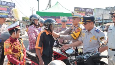 Satlantas Polres Tulang Bawang Bagikan Puluhan Helm Gratis Pada Operasi Patuh Krakatau 2024