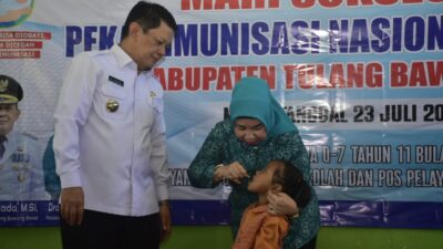 Pj Bupati dan Pj Ketua TP-PKK Tubaba Berikan Vaksin Polio Langsung Kepada Masyarakat