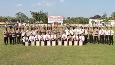 Kapolres Tulang Bawang Berikan Reward Kepada 21 Personel Berprestasi, Berikut Daftar Namanya
