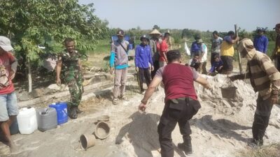 Bhabinkamtibmas Bersama Warga Binaan Melaksanakan kegiatan Gotong Royong