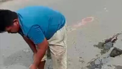 Sudah Banyak Makan Korban, Warga Panaragan Jaya Berinisiatif Tambal Jalan Protokol Yang Berlubang