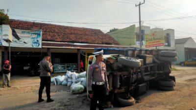 Respon Cepat, Satlantas Polres Tulang Bawang Barat Lakukan Evakuasi Mobil Terbalik di Jalan Poros Murni Jaya