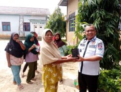 Kepala Desa Mulya Agung Bagikan Bibit Alpukat Gladiator Untuk Program Ketahanan Pangan