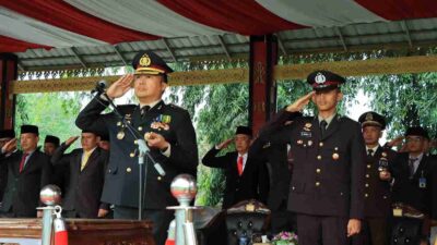 Kapolres Tulang Bawang Barat Irup Penurunan Bendera Merah Putih HUT RI Ke – 79