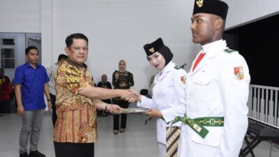 M. Firsada Beri Penghargaan Paskibraka Tubaba