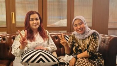 Viral di Media Sosial: dr. Fitri dan Salam Dua Jari!