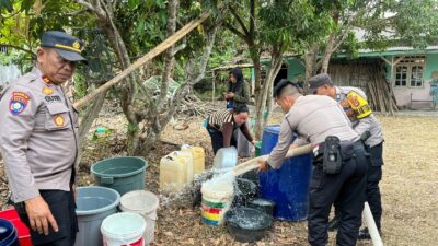 Krisis Air Teratasi: Polres Tulang Bawang Barat Distribusikan Air Bersih di Tiyuh Panaragan