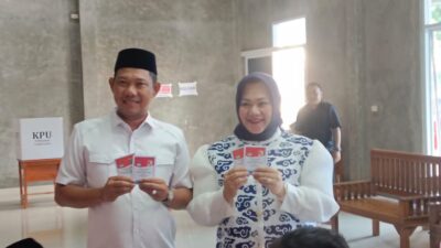 Cawabup Tubaba No.1, Nadirsyah Beserta Istri Nyoblos di TPS 06 Kelurahan Dayamurni 