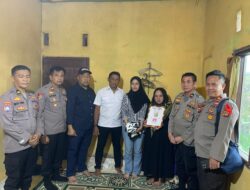 Tangis Haru Iringi Penyerahan Santunan Alumni Polri 93/94 kepada Istri AKP Lusianto