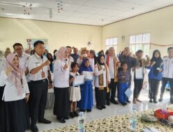 Bupati Elfianah Serahkan Dokumen Kependudukan Perdana kepada Siswa SMKN 1 Tanjung Raya