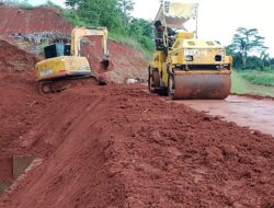 Tanggul Saluran Way Bumi Agung Tergerus, Kini Mulai Diperbaiki